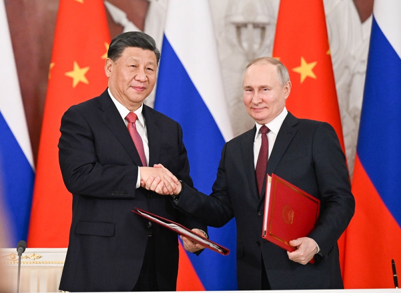 中共領導人習近平（左）訪俄羅斯，在21日會見總統普丁（Vladimir Putin，右），雙方簽署聯合聲明。   圖：翻攝自新華社