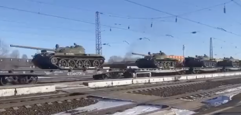網友也同步直擊T-55/54老戰車上火車運送至某地。   圖：翻攝自推特