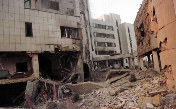 當時中國駐南斯拉夫大使館遭轟炸慘況。   圖：翻攝自新華社（資料照）