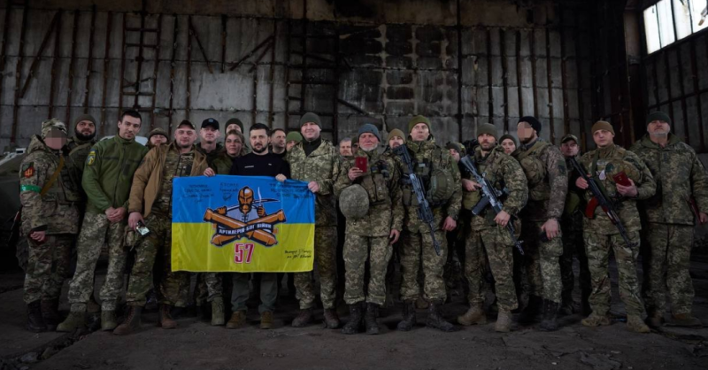 巴赫穆特情況危機，烏克蘭總統澤連斯基日前特地前往巴赫穆特附近軍事基地，當面感謝烏軍。   圖: 翻攝自@NOELreports推特