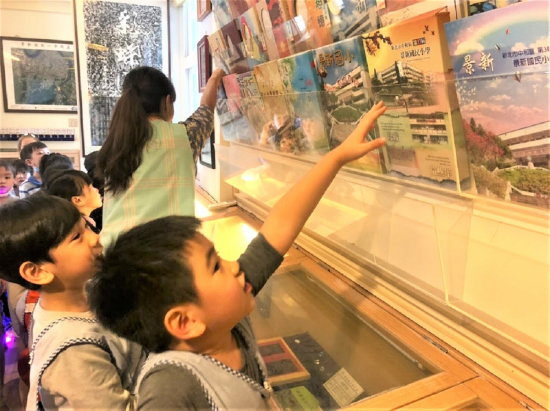 幼生查訪校史室資料了解八角梯歷史。   圖：新北市教育局提供