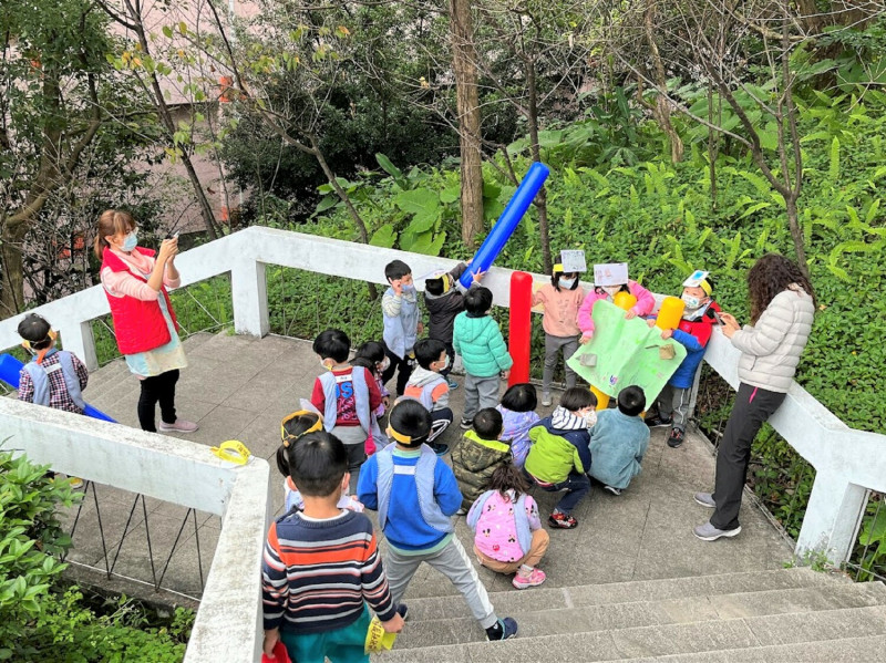 景新國小附幼舉辦創新遊戲「八角梯大富翁」。   圖：新北市教育局提供
