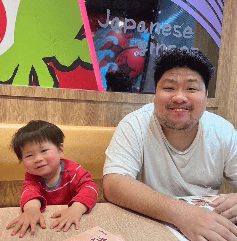 曬出與老二小衡的照片，開心寫下「左邊順利升格當哥哥，右邊三寶爸」。   圖：翻攝自IG＠godtoneasia
