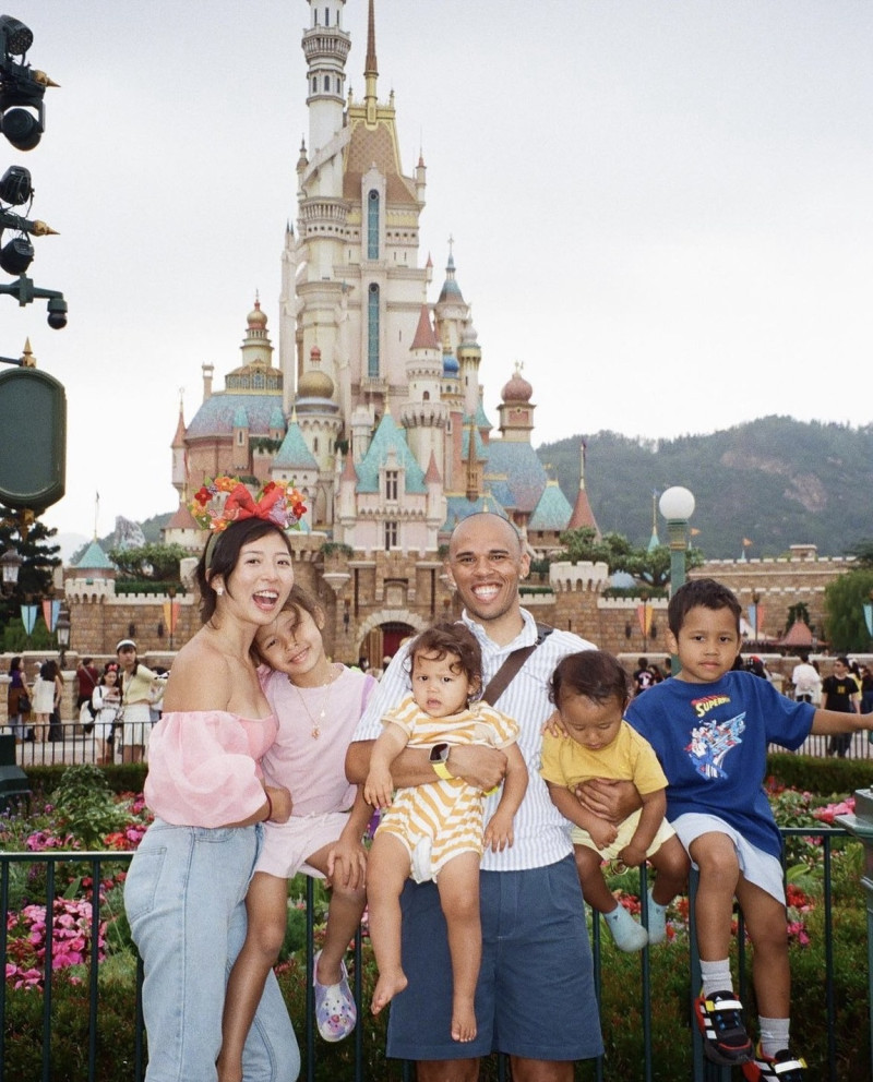 周筠一家人到香港迪士尼玩。   圖：翻攝自Rice&Shine IG