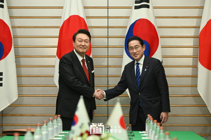 南韓總統尹錫悅（左）上任後首次訪日，會面日相岸田文雄。   圖：翻攝自青瓦台網頁