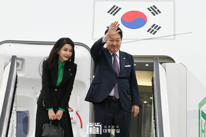 南韓總統尹錫悅（右）上任後首次訪日引起外界批評。圖為尹錫悅與妻子金建希從羽田機場準備返國。   圖：翻攝自青瓦台網頁