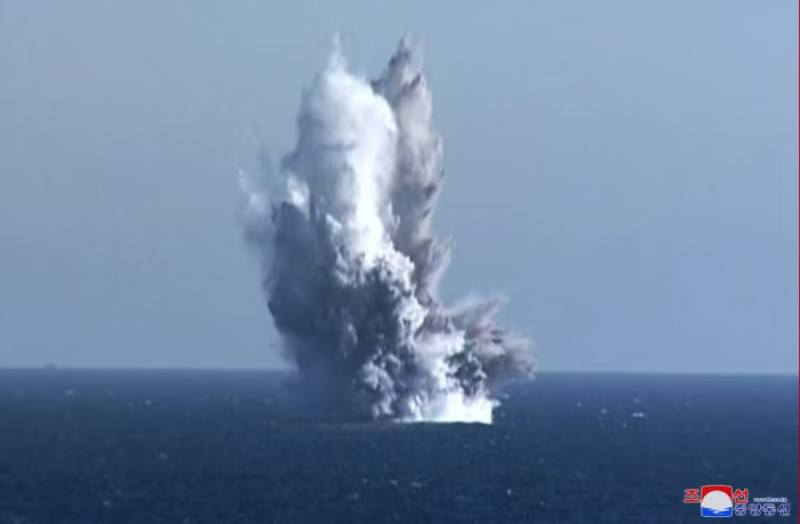 北韓核無人潛水攻擊艇命中模擬目標爆炸圖 圖：翻攝自《朝中社》