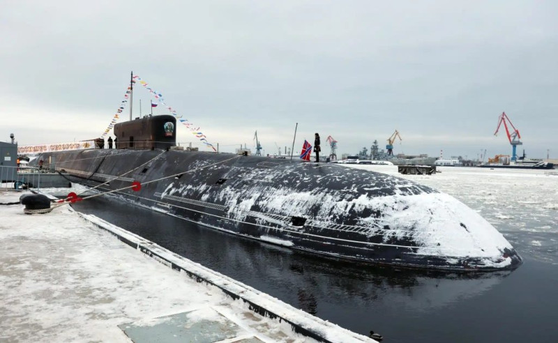 俄羅斯2022年12月成軍分配太平洋艦隊的「北風之神級」核子動力潛艦「蘇沃洛夫大元帥號(K-553)」。   圖：翻攝@DubrovskiyNiko1推特