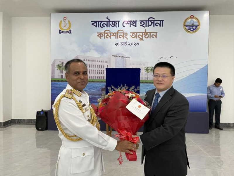 中國駐孟加拉大使姚文（右）獲邀出席「謝赫-哈西娜」潛艇基地的入列儀式。   翻攝自：中國駐孟加拉大使館官網