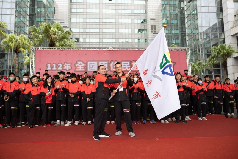 侯友宜授旗予總教練林慶勝。   圖：新北市原民局提供