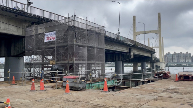 重陽橋機車引道工程銜接重陽橋主橋，目前正在施作機車引道基座中。   圖：新北市工務局提供