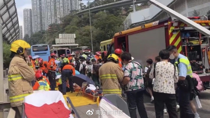 香港觀塘將軍澳道今(24)日發生一起連環車禍，有 4 輛載滿孩童的遊覽車與1輛小型貨車疑似頭尾相撞，至少 75 人受傷。   圖:翻攝自陸媒南方都市報