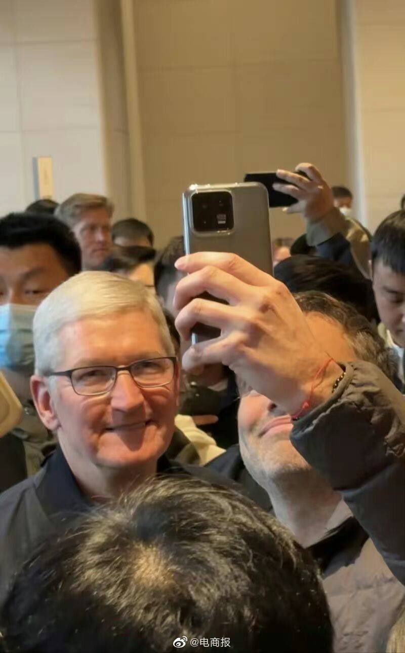 蘋果執行長庫克24日無預警現身在北京三里屯的Apple Store直營店。   圖：翻攝電商報微博