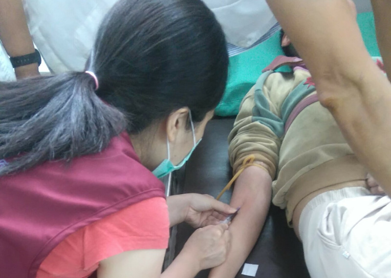 衛生所護理師至機構為住民抽血執行「丙型干擾素釋放試驗IGRA」。   圖：新北市衛生局提供