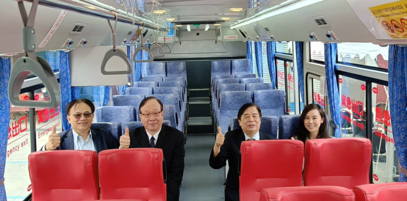 「952板橋－南崁」跨市快速公車24輛全新升級，車上提供免費Wi-Fi 無線上網服務。   圖：首都客運提供