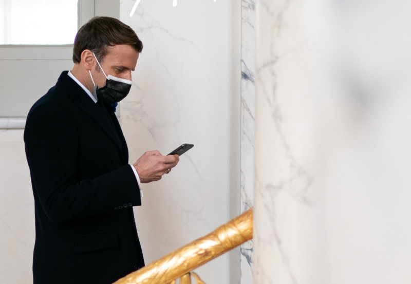 法國政府發言人表示，包括總統馬克宏（圖）與部長們都不能在他們的工作手機上下載TikTok、Instagram等社交媒體應用程序。   圖：翻攝自馬克宏臉書