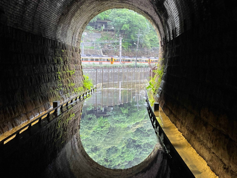 三瓜子隧道出口處的「鏡面水池」，絕美之景成為人氣打卡點。   圖：新北市觀旅局提供
