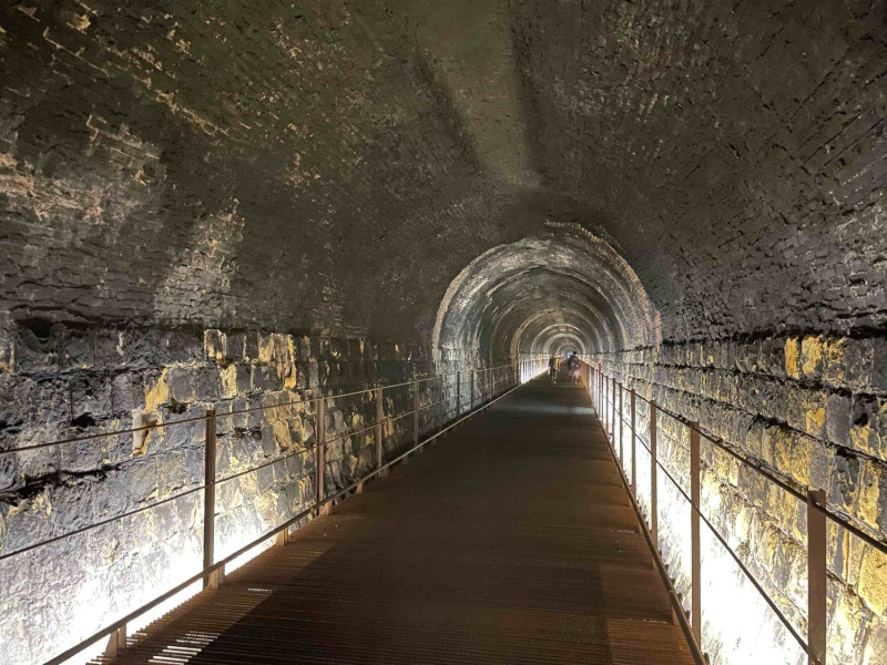 隧道燈光打在牆上，以「生態共生燈光」避免打擾生物的生活環境。   圖：新北市觀旅局提供