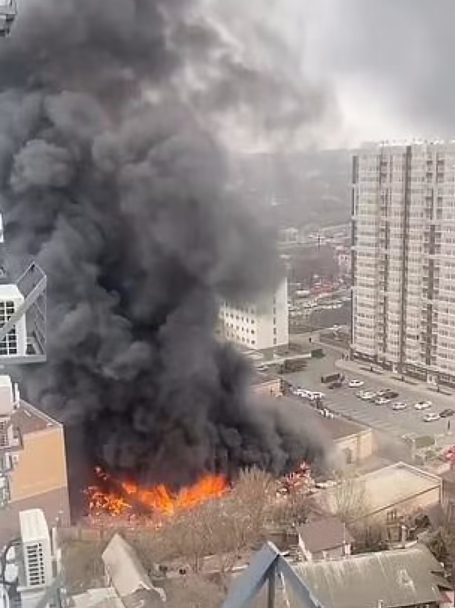 俄羅斯一家生產洲際導彈引擎的工廠突然發生大火，數百人被緊急疏散。   圖 : 翻攝自紅星新聞