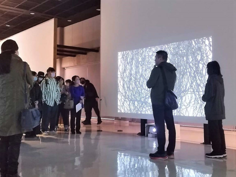 藝術家親臨現場導覽與觀眾交流。   圖：新北市文化局提供