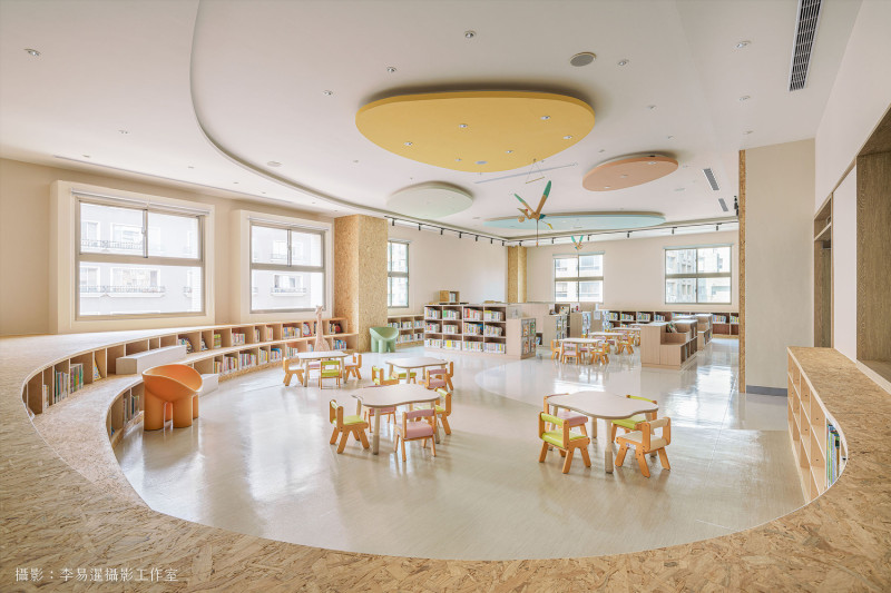 這次泰山分館重新打造為媲美蔦書書店的複合式閱讀空間，希望讓市民朋友可以在放鬆解壓的舒適空間中，感受坐擁滿室書香的幸福。   圖：新北市立圖書館提供