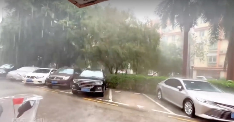 中國深圳多區今（25）日降下暴雨，滂沱雨勢除讓街區道路瞬間成河流一般，該國媒體並以「水簾洞」形容遇驟雨不堪負荷，天花板出現漏水情形的商場。   圖：擷取自中國媒體「青蜂俠」
