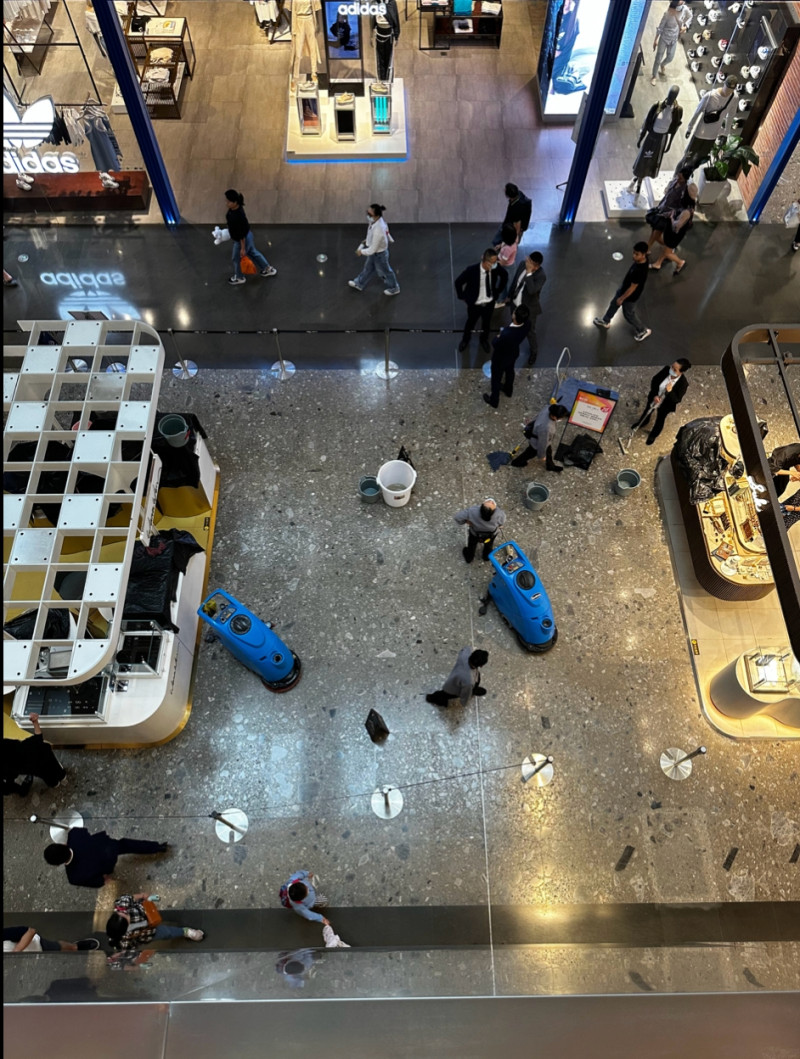 有網友分享深圳市大型購物中心「萬象天地」內部畫面，只見天花板因不堪強烈雨勢出現漏水情形，大廳中工作人員忙進忙出，在重要物品上撐起一把把的傘，模樣非常狼狽。   圖：擷取自微博