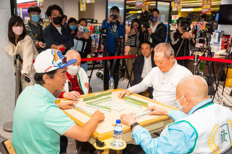 東森集團總裁王令麟及綜藝天王吳宗憲與兩位百歲人瑞一同打麻將同樂。   圖：東森購物提供