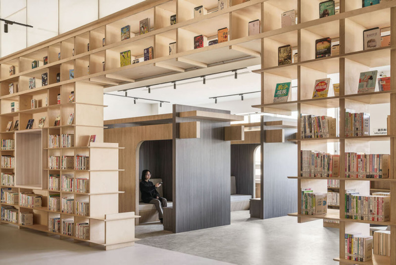 新北市立圖書館長王錦華25日受訪表示，擁有20年歷史的泰山分館改造後重新啟用，擁有優雅挑高的書牆、明亮寬敞的開放式閱讀空間，揮別昔日陳舊感。   圖：新北市立圖書館提供