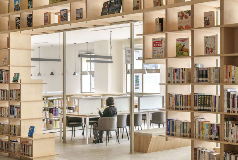 新北市立圖書館泰山分館25日重新啟用，館內改造後擁有優雅挑高的書牆，明亮寬敞的開放閱讀空間，還有4萬本藏書可供民眾瀏覽閱讀。   圖：新北市立圖書館提供