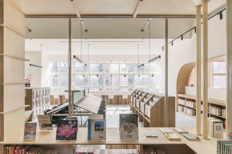 新北市立圖書館泰山分館改造後25日重新啟用，館內重新打造為媲美知名日系書店的複合式閱讀空間，盼市民朋友在舒適空間中，感受坐擁滿室書香的幸福。   圖：新北市立圖書館提供