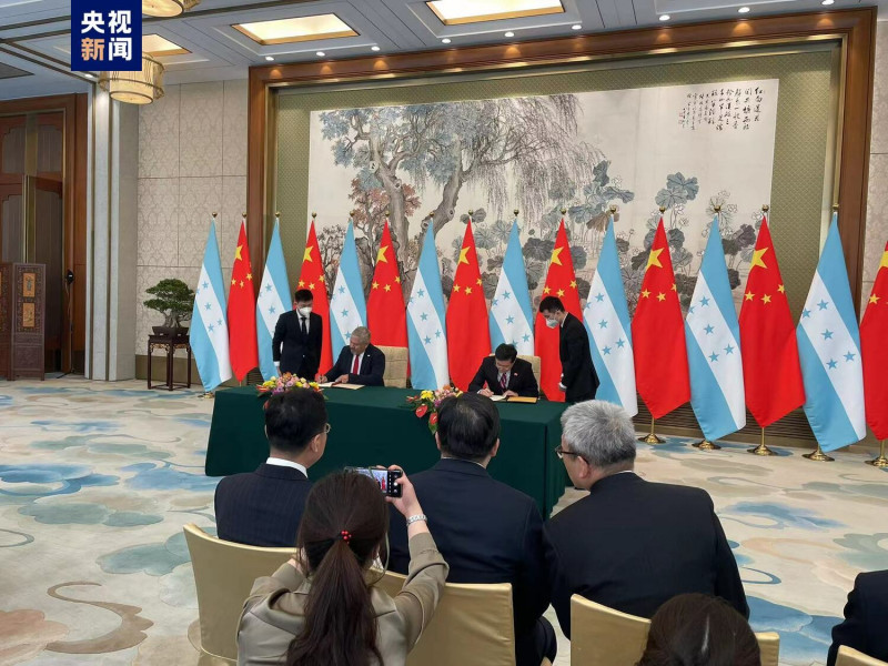 去年3月26日上午9點30分，中華民國宣布與宏都拉斯斷交；11時30分，中國即與宏都拉斯簽署建交公報。   圖：翻攝央視新聞