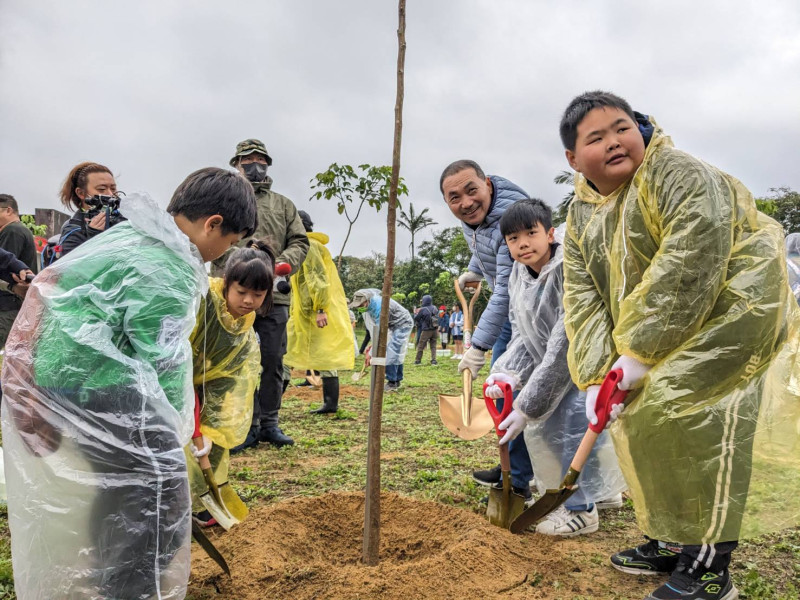 市長侯友宜今日在貢寮龍門運動公園與在地學童共同植樹。   圖：新北市農業局提供