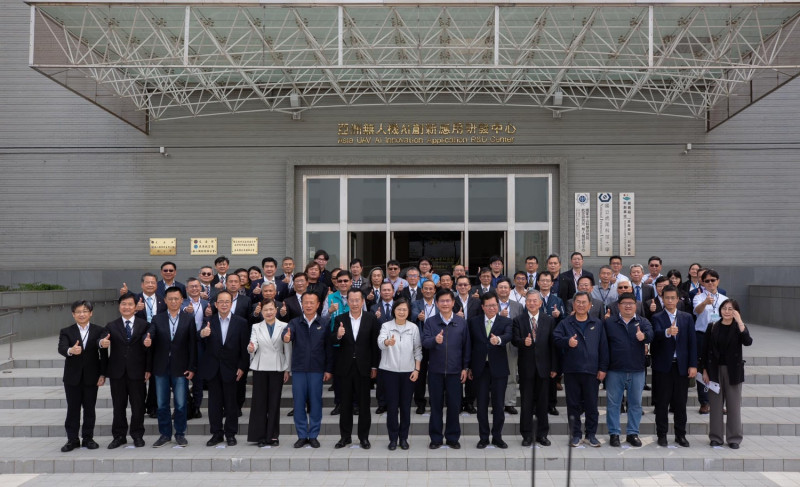 總統蔡英文25日前往位於嘉義朴子的亞洲無人機AI創新應用研發中心視察。   圖：翻攝林佳龍臉書