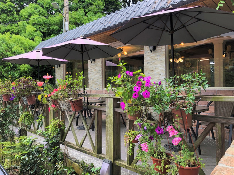 紫藤花藝村是八里區第一家森林花園主題餐廳，3、4月來此還可趕上紫藤花季。   圖：八里區公所提供
