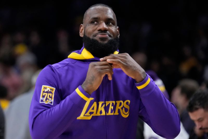 「詹皇」LeBron James今(27)日在洛杉磯湖人對戰芝加哥公牛的比賽中復出。   圖／美聯社／達志影像