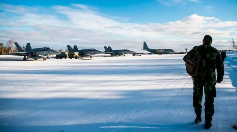 在簽署聯合聲明後， 3 月 25 日，芬蘭和瑞典空軍更在北極圈上空舉行聯合演習，圖為F/A-18「大黃蜂」戰機。   圖: 翻攝自騰訊新聞「樞密院十號」
