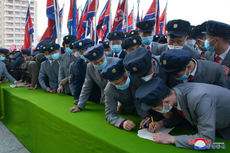 不確知是否因進了部隊「有飯吃」，北韓官媒宣稱有140萬青年志願報名參加人民軍或復隊。   圖：翻攝自朝中社