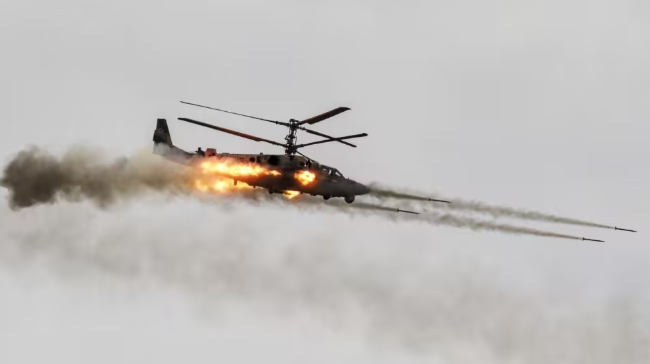 俄軍直升機發射飛彈攻擊地面上的烏軍。 圖 : 翻攝自軍機圖
