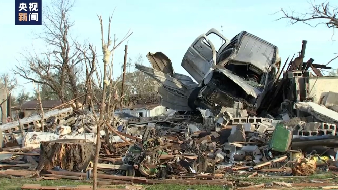 美國南部密西西比州和阿拉巴馬州多地當地時間 24 日晚遭罕見龍捲風肆虐，大量建築被夷為平地。   圖 : 翻攝自央視新聞