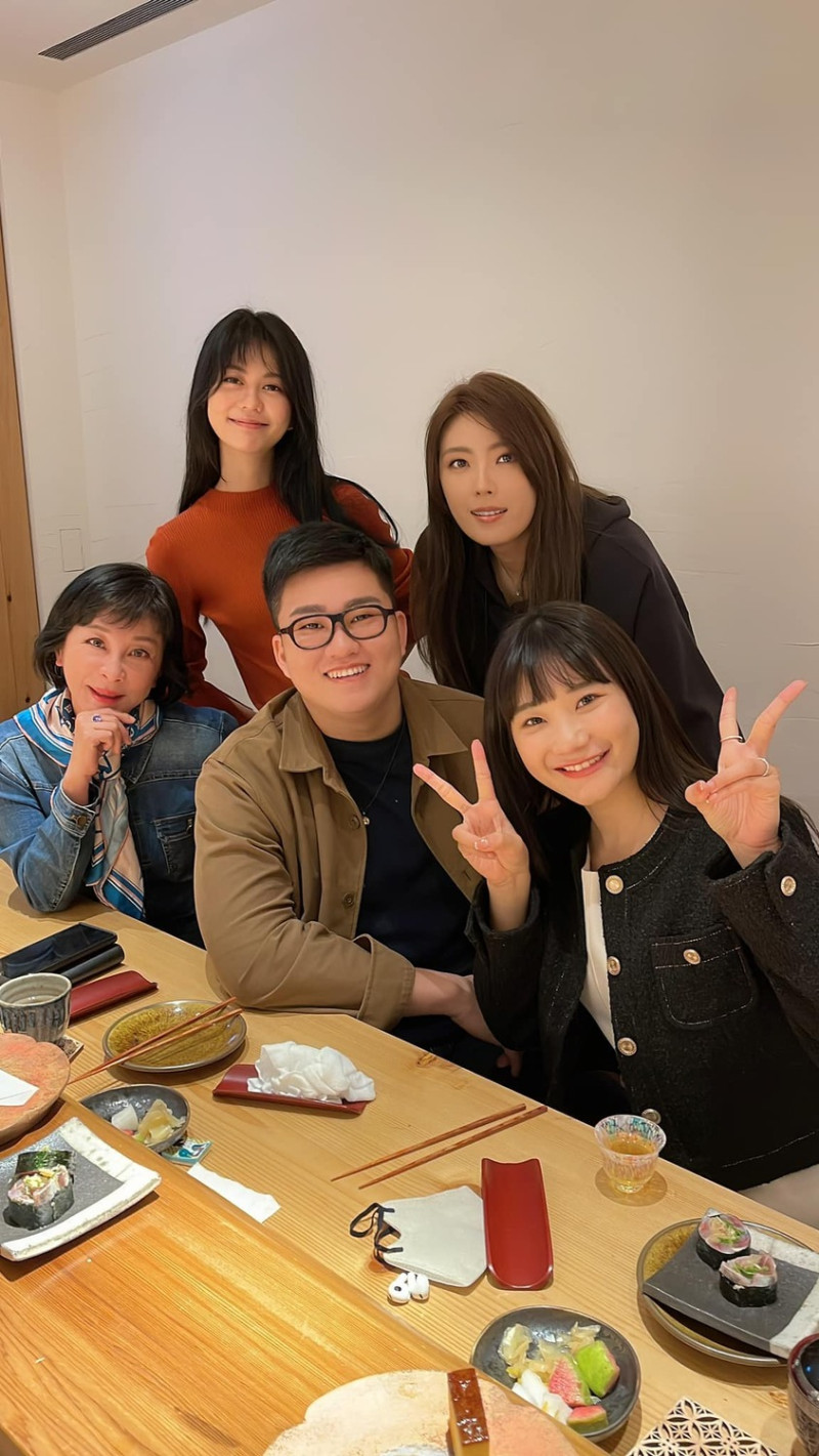 百萬網紅Joeman(九妹)今於臉書曬出與理科太太、愛莉莎莎、吳淡如、白癡公主4位女性圍繞的照片，更在照片上自稱他們是「炎上五人眾」，隨著這張照片曝光，作家出身的吳淡如可說是正式跨足網紅圈。   圖：翻攝自Joeman