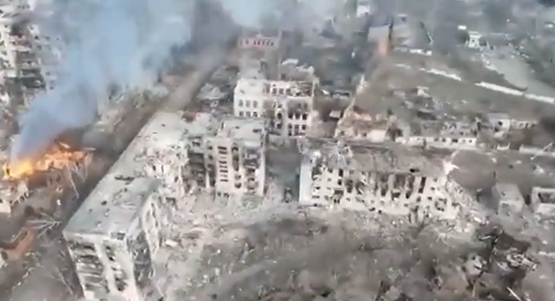 巴赫穆特經過 9 個月無情戰火的砲擊下，建築物已經被摧毀的破敗不堪，俄烏雙方死傷慘重。   圖: 翻攝自@StimmeUkraine 推特