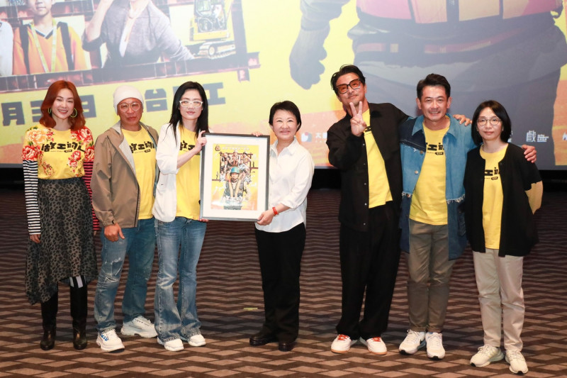 導演鄭芬芬（左三)與同劇監製與演員，致贈電影簽名版海報給台中市長盧秀燕。   台中市政府/提供
