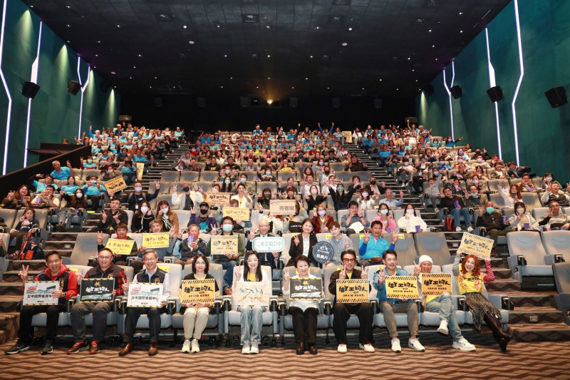 市長盧秀燕帶領市府團隊與《做工的人 》電影版主創團隊、演員，一起與現場觀眾合影。   台中市政府/提供
