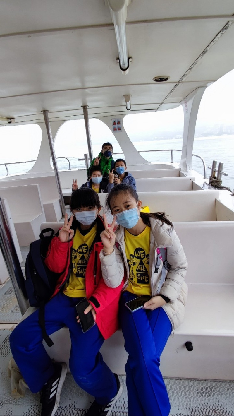 中港國小學生自行規劃路線，從淡水搭渡輪前往八里的學習點，成功完成淡水-八里路線學習任務。   圖：新北市教育局提供