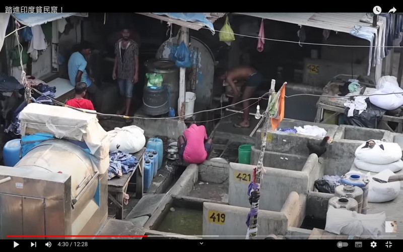 鍾明軒到孟買參觀千人洗衣場。   圖：翻攝自鍾明軒YT頻道