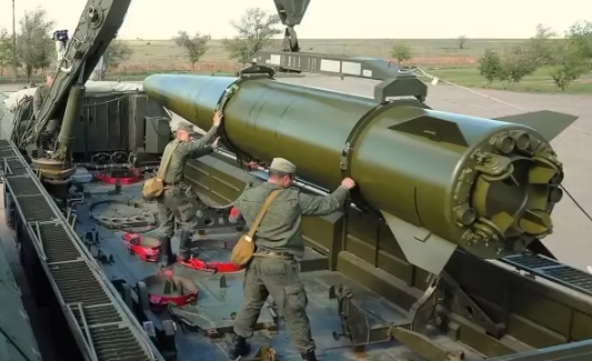 俄軍安裝可攜帶核彈頭的伊斯坎德爾-M導彈。   圖 : 翻攝自澎派新聞