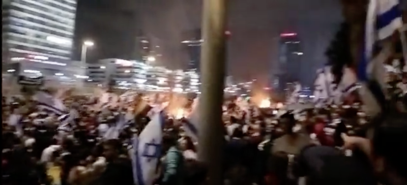 以色列民眾揮舞國旗抗議。   圖: 翻攝自 @AlissaPavia推特