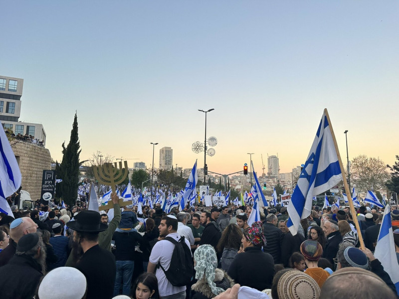 以色列民眾揮舞國旗抗議。   圖：翻攝自 @GiladHadari推特