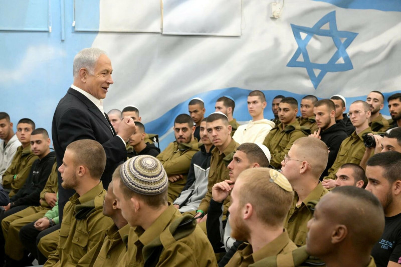 以色列總理納坦雅胡（Benjamin Netanyahu）21日前往軍隊訪視。   圖：翻攝自納坦雅胡推特（資料照）